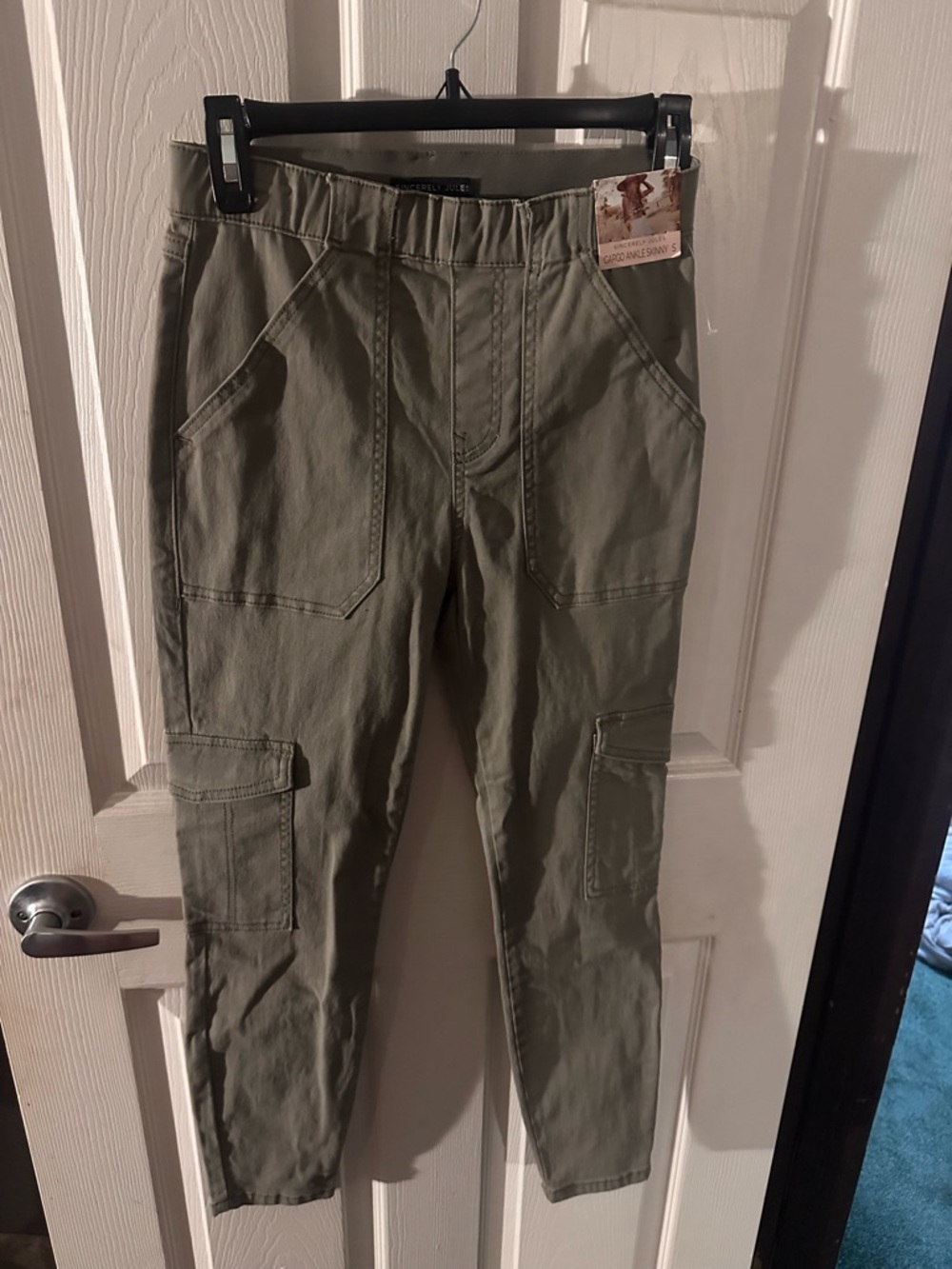 woman’s Olive Cargo Pants - Casual Utility Style